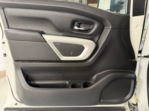 Used 2018 Nissan Titan SV RWD image 11