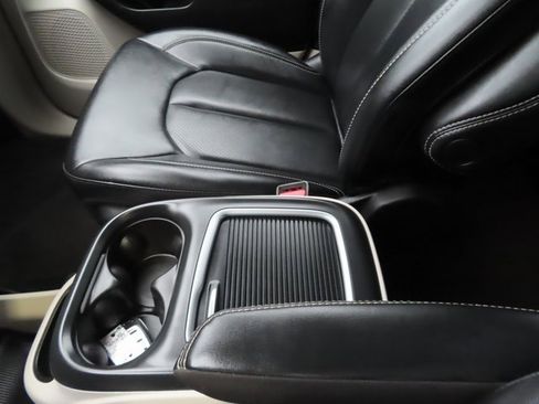 Used 2024 Chrysler Pacifica Touring-L image 36