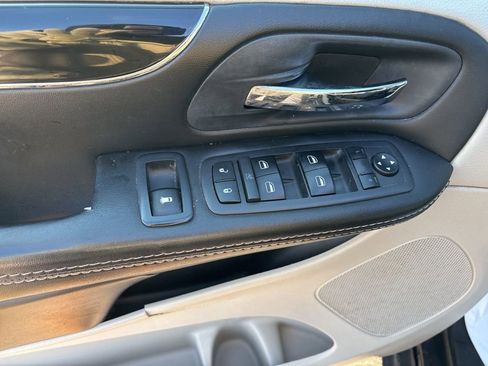 Used 2017 Dodge Grand Caravan SXT image 25