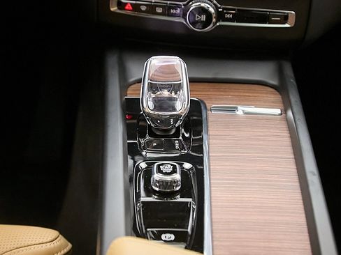 Certified 2023 Volvo XC60 B5 Ultimate w/ Climate Package image 34