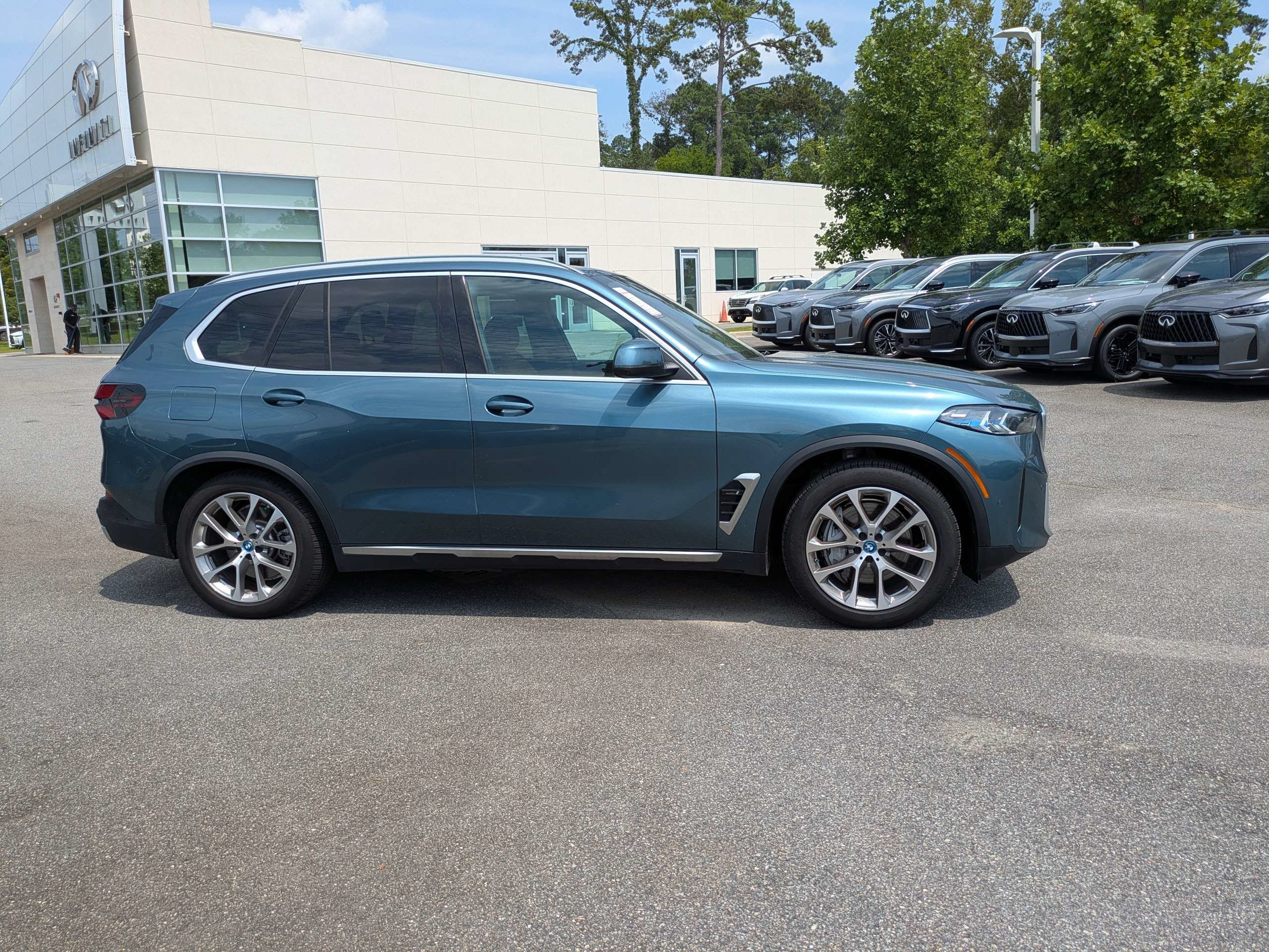 Used 2024 BMW X5 xDrive50e w/ Premium Package AWD/4WD image 3