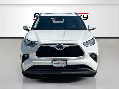Used 2020 Toyota Highlander XLE FWD image 2