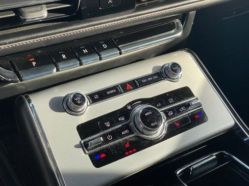 Used 2023 Lincoln Aviator AWD w/ Premium Package image 17