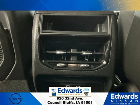 Used 2024 Jeep Grand Cherokee Laredo X AWD/4WD image 16
