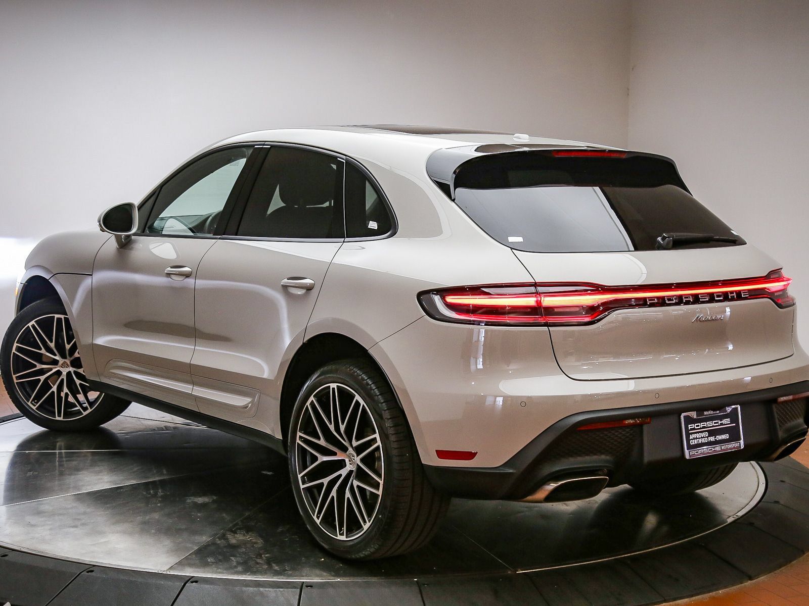 Certified 2026 Porsche Macan AWD/4WD image 6