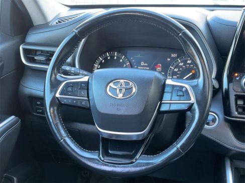 Used 2021 Toyota Highlander XLE image 19