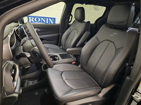 New 2026 Chrysler Pacifica Select image 12