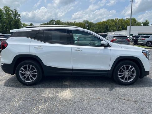 Used 2022 GMC Terrain SLT w/ Infotainment Package II FWD image 2