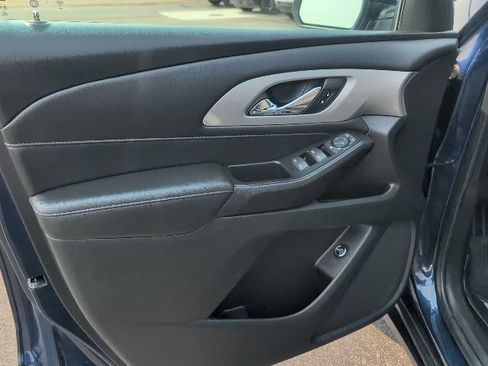 Used 2022 Chevrolet Traverse LT FWD image 18