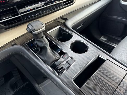 Used 2023 Toyota Sienna Limited image 27