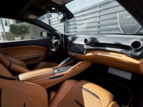 Used 2018 Ferrari GTC4Lusso image 40