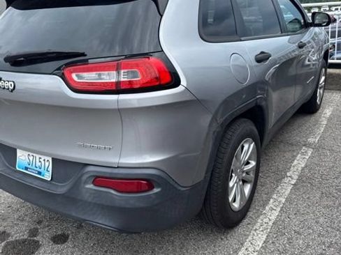 Used 2015 Jeep Cherokee Sport FWD image 3