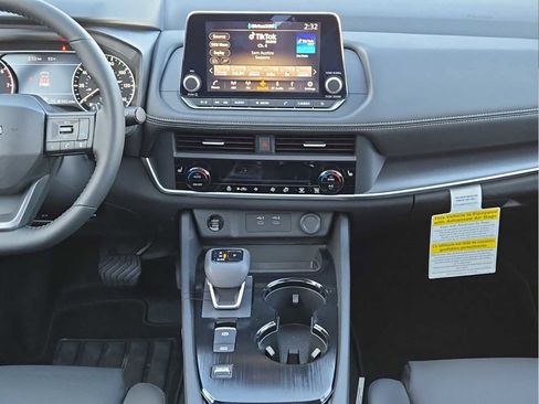 Used 2025 Nissan Rogue SV w/ SV Premium Package image 17