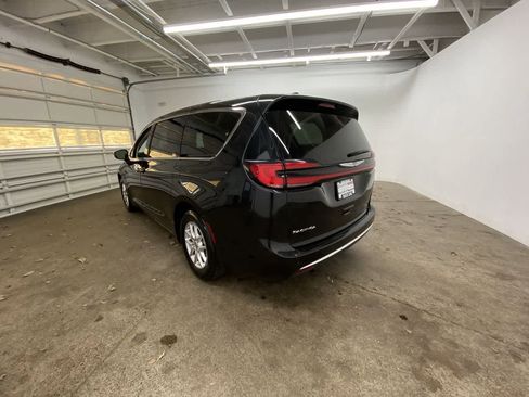 Used 2023 Chrysler Pacifica Touring-L FWD image 4