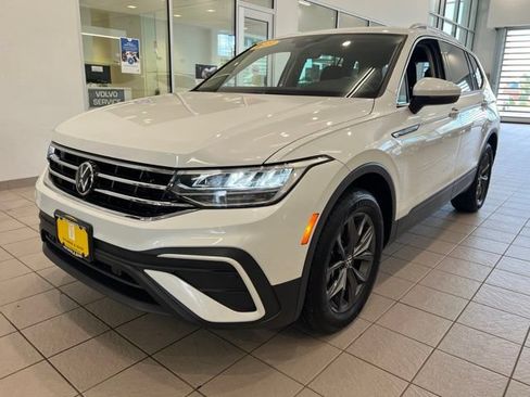 Used 2023 Volkswagen Tiguan SE AWD/4WD image 3