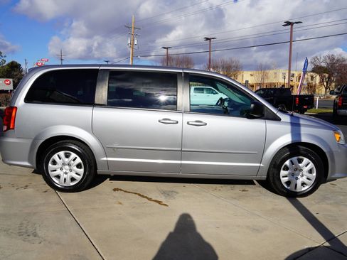 Used 2017 Dodge Grand Caravan SE w/ UConnect Hands-Free Group image 9