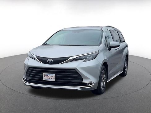 Used 2024 Toyota Sienna XLE image 4