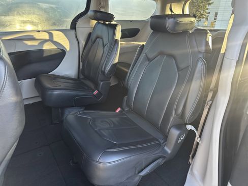Used 2022 Chrysler Pacifica Touring-L image 18