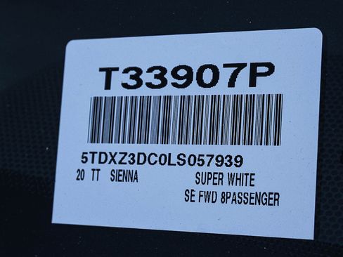 Used 2020 Toyota Sienna SE w/ Carpet Mat Package image 28