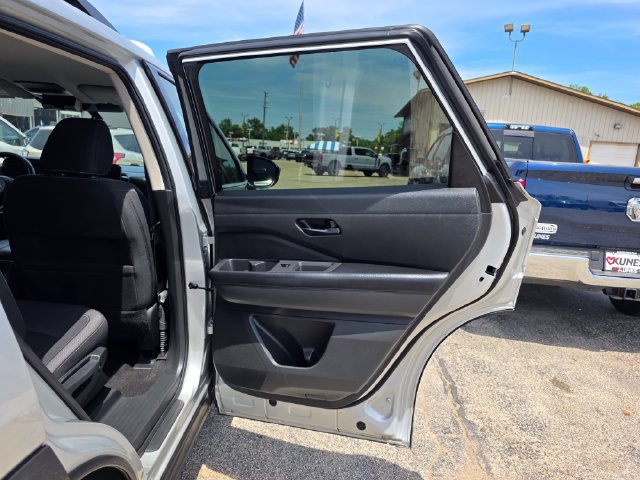 Used 2025 Nissan Pathfinder SV FWD image 35