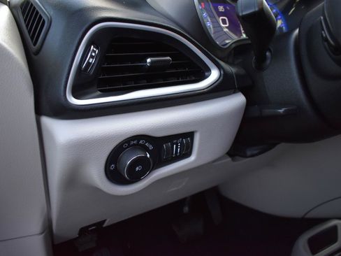 Used 2022 Chrysler Pacifica Touring-L FWD image 42