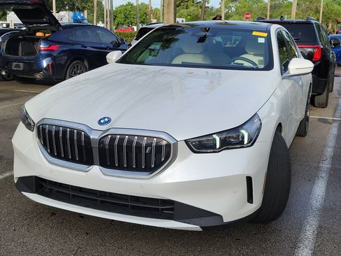 Used 2026 BMW i5 eDrive40 w/ Premium Package RWD image 3