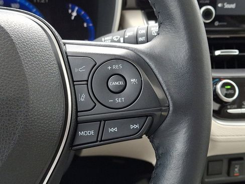 Certified 2022 Toyota Corolla Cross XLE image 24