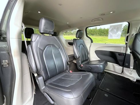 Used 2022 Chrysler Pacifica Touring-L FWD image 22