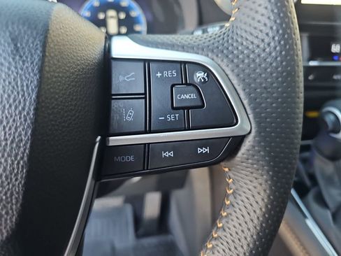 Used 2025 Toyota Sienna XLE Woodland Edition image 12