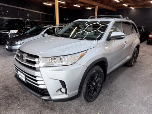 Used 2019 Toyota Highlander XLE AWD/4WD image 4