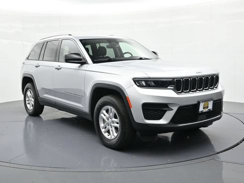 Used 2023 Jeep Grand Cherokee Laredo w/ Luxury Tech Group I AWD/4WD image 4