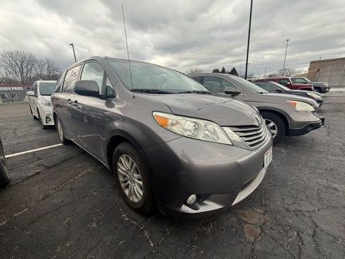Used 2011 Toyota Sienna XLE w/ Entertainment Pkg image 2