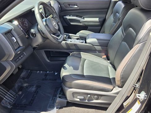 Used 2023 Nissan Pathfinder SL w/ Black Appearance Package AWD/4WD image 10