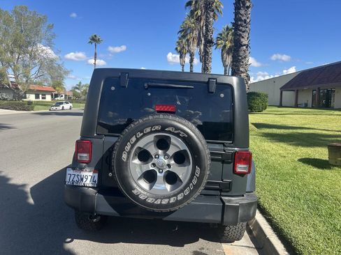 Used 2017 Jeep Wrangler Unlimited Sahara w/ Connectivity Group image 11