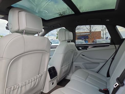 Used 2021 Porsche Macan S w/ Premium Package Plus image 13