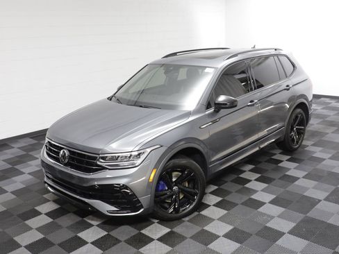 Certified 2024 Volkswagen Tiguan SE R-Line image 2