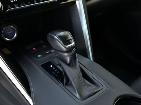 Used 2022 Toyota Venza LE image 12