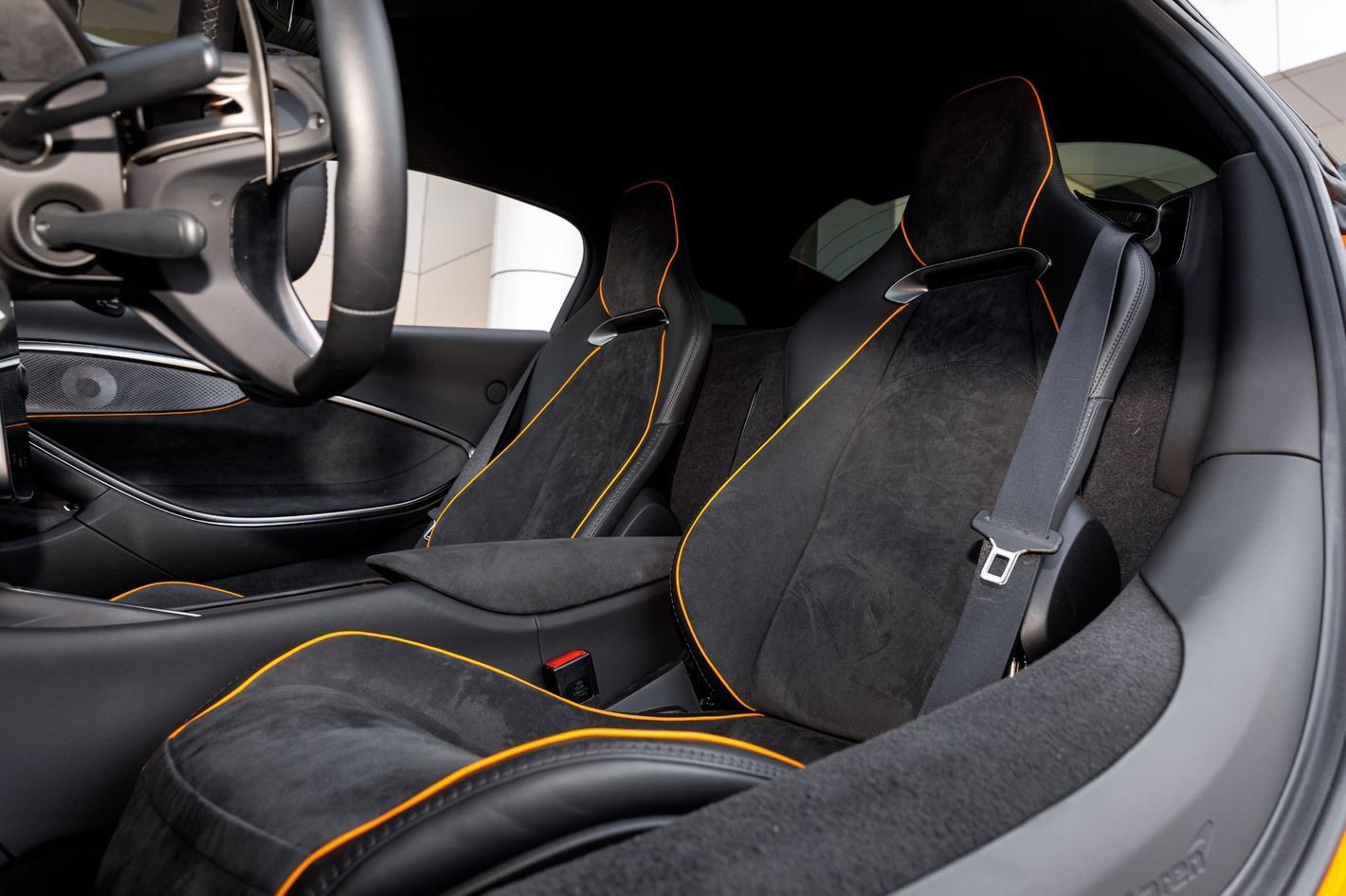 Used 2025 McLaren Artura RWD image 50