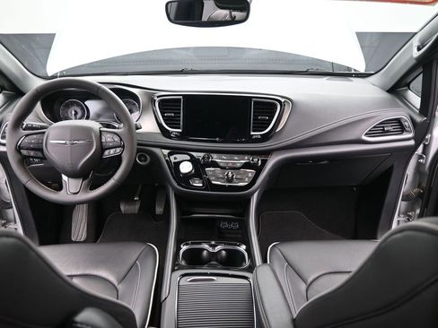 Used 2023 Chrysler Pacifica Limited w/ S Appearance Package image 23