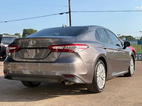 Used 2019 Toyota Camry XLE FWD image 3