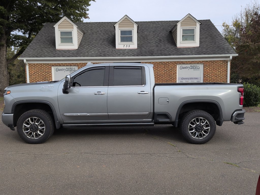 Used 2024 Chevrolet Silverado 2500 High Country w/ High Country Premium Package AWD/4WD image 4