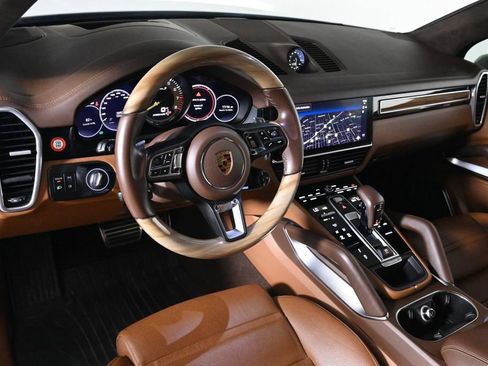 Certified 2023 Porsche Cayenne Turbo S AWD/4WD image 4