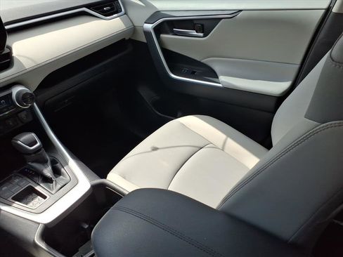 Used 2023 Toyota RAV4 XLE Premium image 19