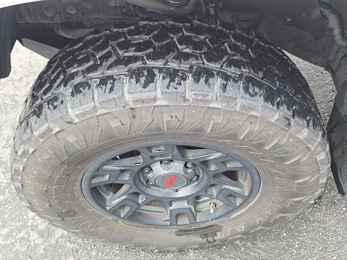 Used 2018 Toyota Tacoma TRD Sport w/ Technology Package image 11