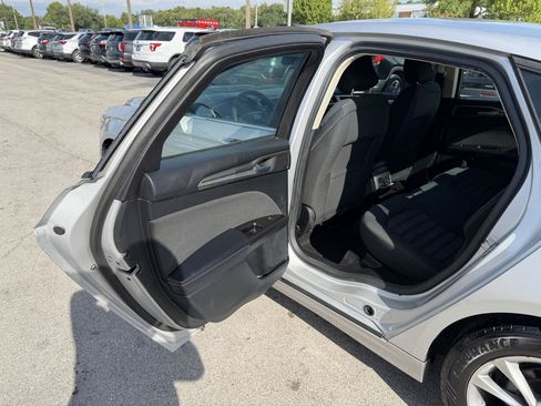 Used 2017 Ford Fusion SE FWD image 12