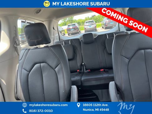 Used 2020 Chrysler Pacifica Touring-L FWD image 16