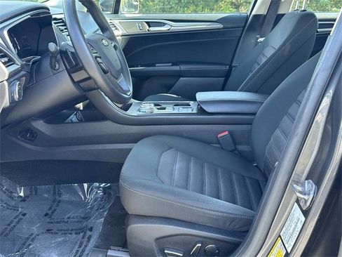 Used 2017 Ford Fusion SE w/ Fusion SE Technology Package image 10