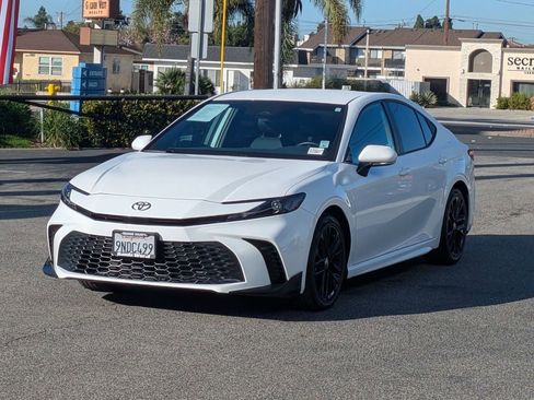 Used 2025 Toyota Camry SE image 3
