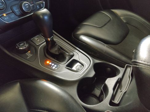 Used 2019 Jeep Cherokee Latitude Plus w/ Cold Weather Group AWD/4WD image 26
