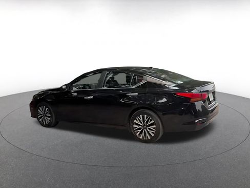 Used 2025 Nissan Altima 2.5 SV FWD image 12
